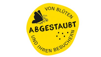 „Abgestaubt von Blüten und ihren Besuchern“ steht in schwarz auf einem gelben Hintergrund. Über dem Wort „Abgestaubt“ befindet sich ein schwarzer Schmetterling. Unterhalb sind einzelne schwarze Punkte abgebildet.
